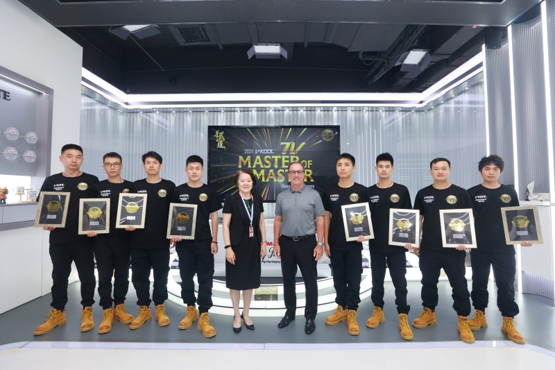 圖為Brad Lich先生與張波女士與所有威固7V Master of Master技師合影